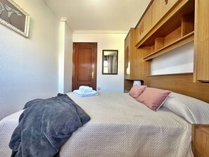 2 slaapkamers, een strijkplank/strijkijzer, beddengoed