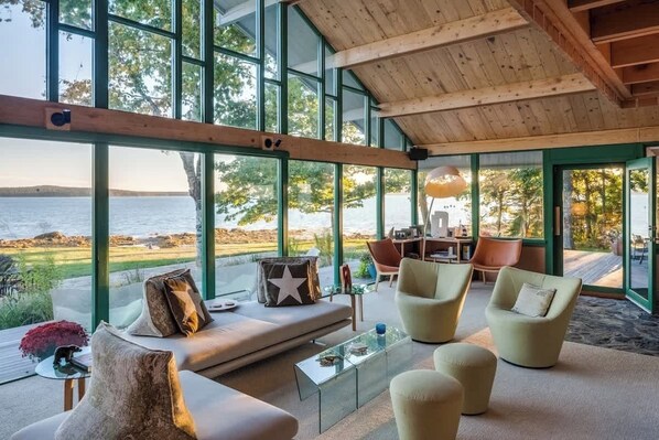 TV - Oak Point Bluff! New! Oceanfront! (Trenton)