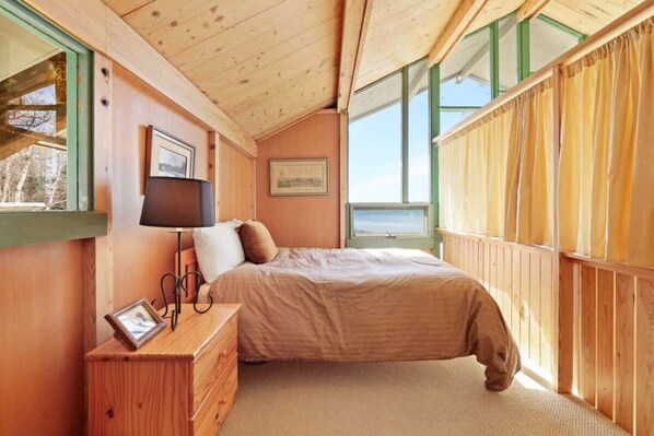 5 bedrooms, iron/ironing board, WiFi, bed sheets