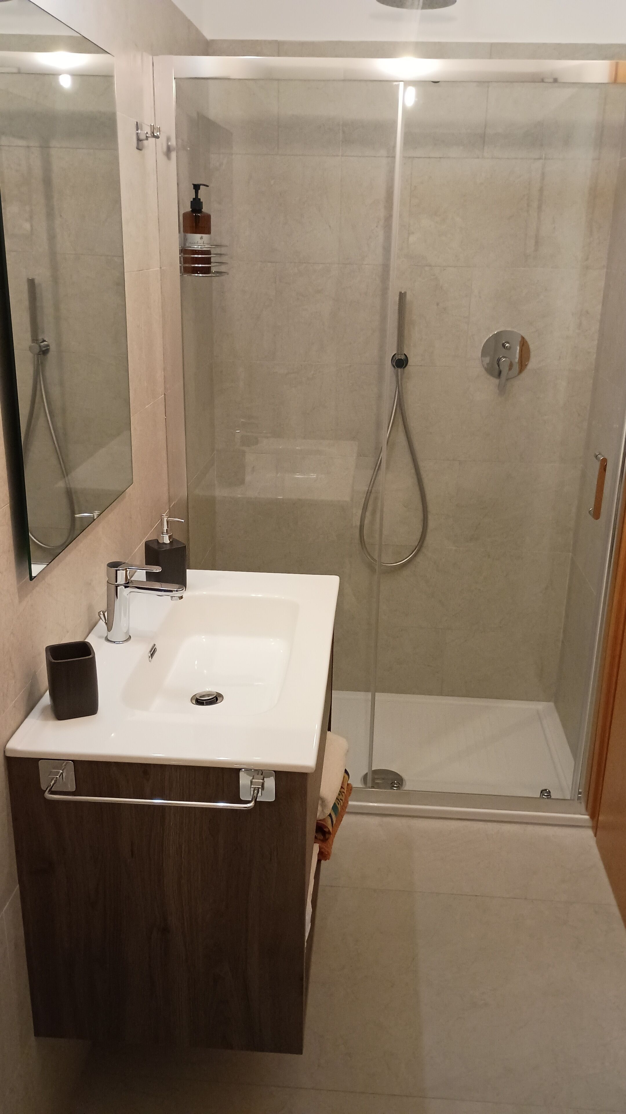 Bruser, hårtørrer, bidet, håndklæder