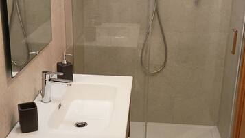 Bruser, hårtørrer, bidet, håndklæder