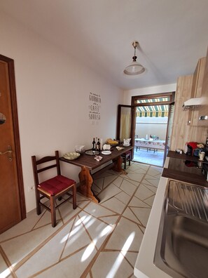 Mikrobølgeovn, kokeplater, oppvaskmaskin og brødrister