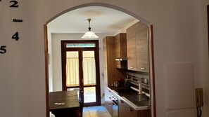 Mikrobølgeovn, kokeplater, oppvaskmaskin og brødrister