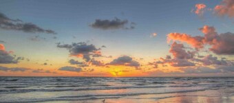 Family Retreat - Near Shopping, Dining & Beach