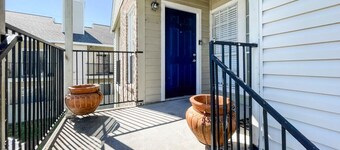 Pool View Escape - Near Shops & Dining