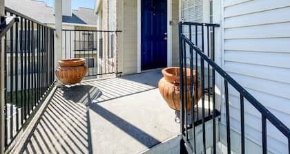 Pool View Escape - Near Shops & Dining