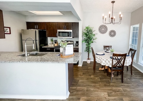 Pool View Escape - Near Shops & Dining