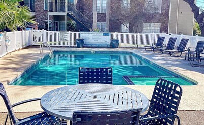 Pool View Escape - Near Shops & Dining