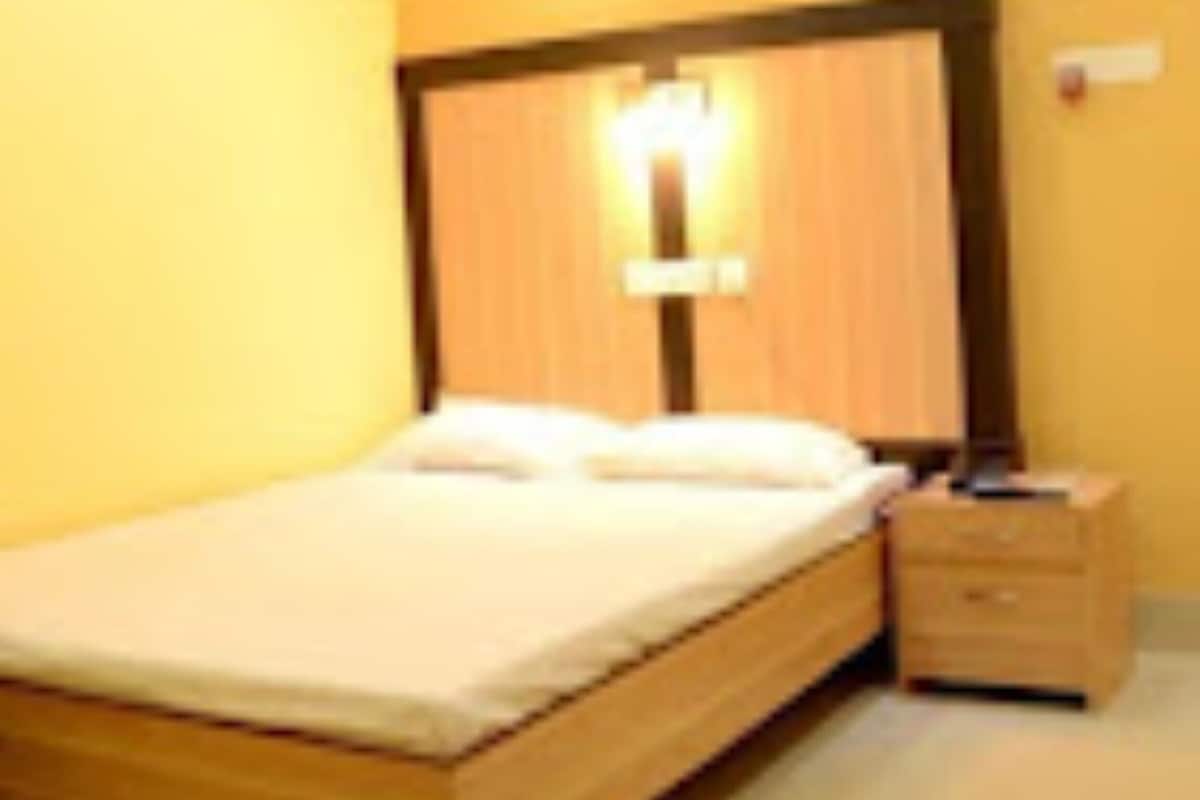 Escritorio, wifi gratis y ropa de cama