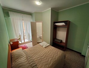 Doppelzimmer | Schreibtisch, laptopgeeigneter Arbeitsplatz, kostenloses WLAN