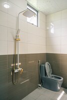 Ducha, cabezal de ducha con hidromasaje y toallas