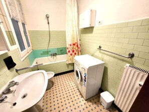 Hiustenkuivaaja, bidee, pyyhkeet, vessapaperi