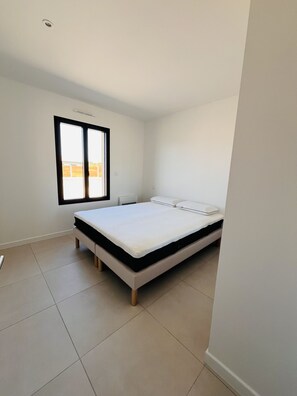 3 bedrooms, iron/ironing board, travel cot, free WiFi