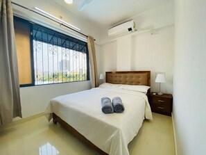 2 bedrooms, desk, WiFi, bed sheets - Charming 2 Bed 2 Bath with Terrace in Bandra West
 (Mumbai)