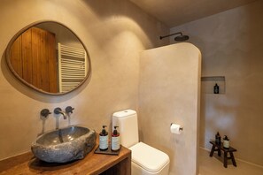 Quarto casal | Banheiro | Chuveiro, chuveiro com efeito de chuva, produtos de toalete grátis 