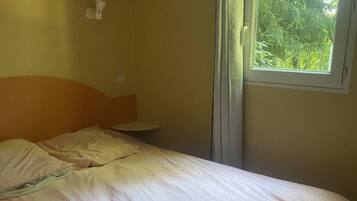 2 bedrooms, bed sheets