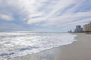Sur la plage, chaise longue