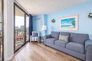 TV - King Suite, Kitchen, New HVAC, Ocean Views, Walk to Attractions & Restaurants (Myrtle Beach)