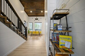 Interior - Hottub ! Foosball ! Cornhole! Rooftop Deck! Mini-Golf (Broken Bow)
