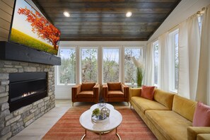 Smart-tv, een open haard en tafelvoetbal