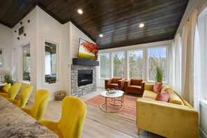 Smart TV, fireplace, foosball - Hottub ! Foosball ! Cornhole! Rooftop Deck! Mini-Golf (Broken Bow)