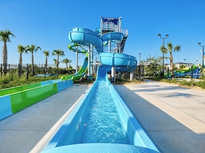Un parc aquatique doté de plusieurs toboggans et d’une piscine.
