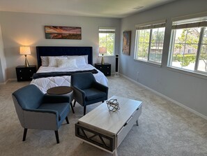 4 habitaciones, escritorio y tabla de planchar con plancha 