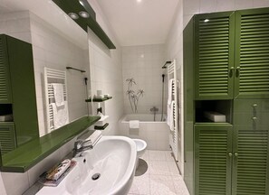 Chuveiro, secador de cabelo, bidê 