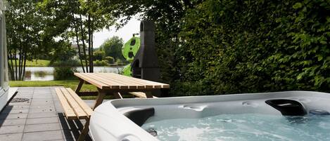 Outdoor spa tub