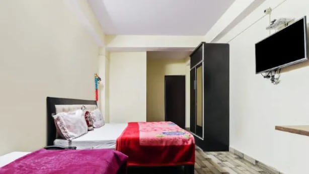 Deluxe Triple Room | Soundproofing, WiFi (free), bed sheets - Goroomgo Naina Homestay Mussoorie (Dehradun)