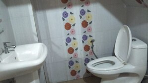 Shower, rainfall showerhead, free toiletries, towels - Goroomgo Naina Homestay Mussoorie (Dehradun)