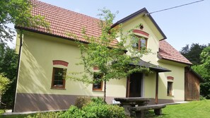 Exterior - Traditional old house in a peacefull small village, surrounded by green forests. (Stari trg pri Ložu)