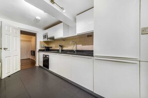 Kühlschrank, Mikrowelle, Ofen, Herdplatte