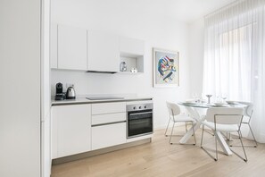 Fridge, oven, stovetop, dishwasher