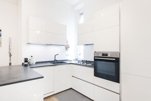 Fridge, oven, stovetop, dishwasher