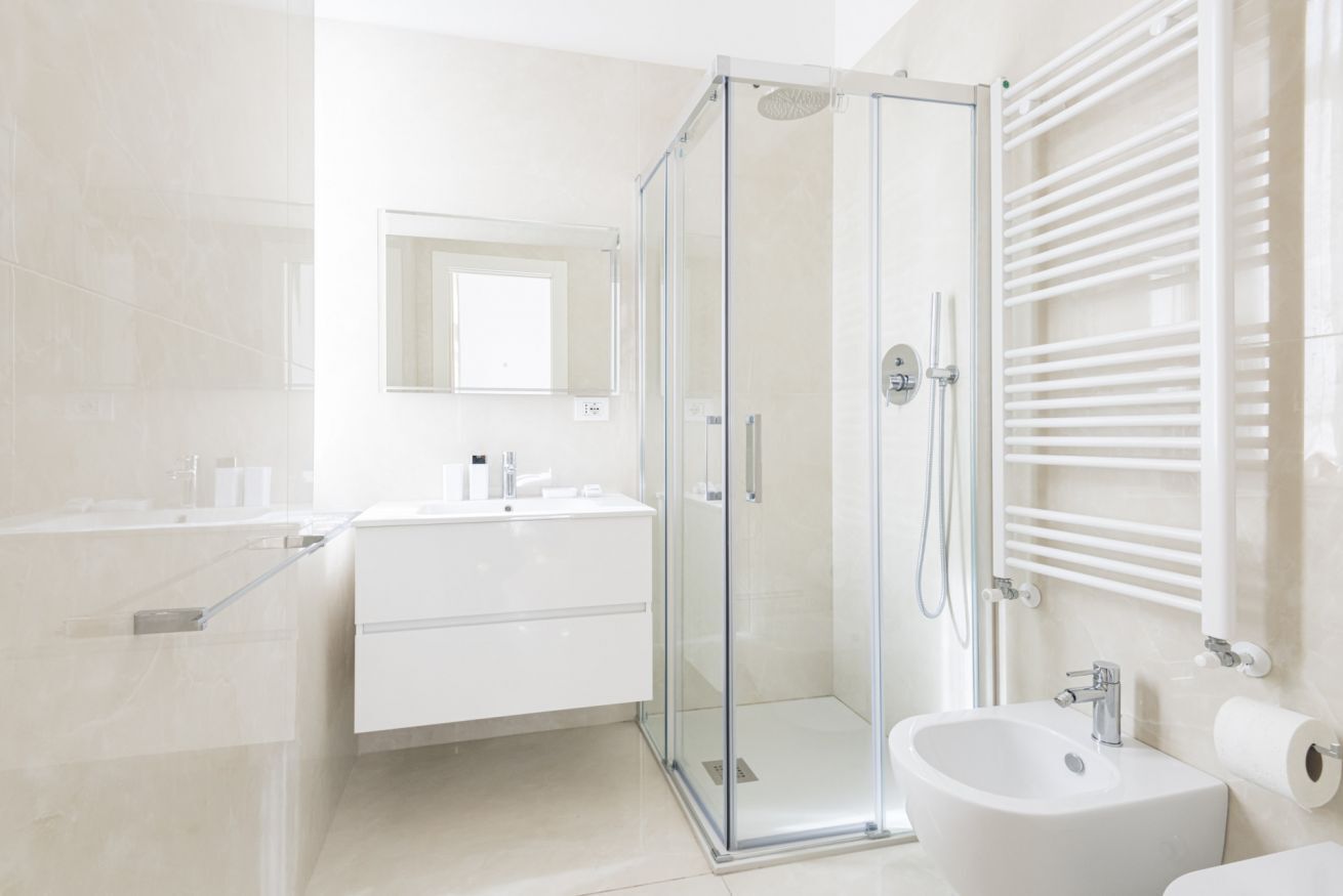 Douche, sèche-cheveux, bidet, serviettes fournies