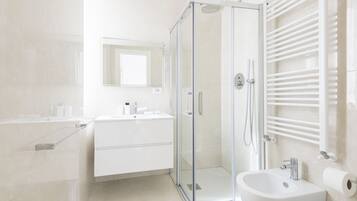 Douche, sèche-cheveux, bidet, serviettes fournies