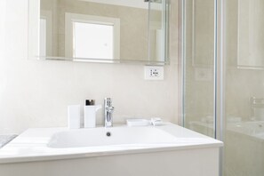 Dusche, Haartrockner, Bidet, Handtücher