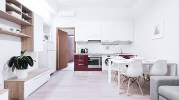 KĂŒhlschrank, Mikrowelle, Ofen, Herdplatte