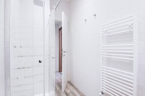 Shower, hair dryer, bidet, towels - Easylife - Cosy apartment in Moscova/Sarpi (Milano)