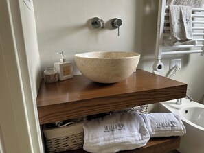 Doccia, asciugacapelli, bidet, asciugamani
