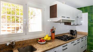 Een koelkast, een magnetron, een oven, een vaatwasser