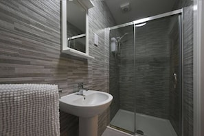 Hair dryer, soap, shampoo - Jura Apartment No 6 in Oban Town Centre (Oban)