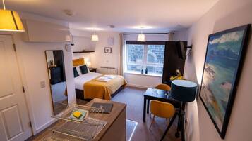 1 slaapkamer, een bureau, een strijkplank/strijkijzer, wifi