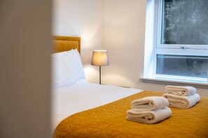 2 dormitorios, escritorio, tabla de planchar con plancha y wifi