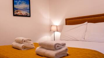 2 bedrooms, desk, iron/ironing board, WiFi