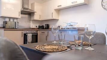 Jääkaappi, mikroaaltouuni, uuni, leivänpaahdin