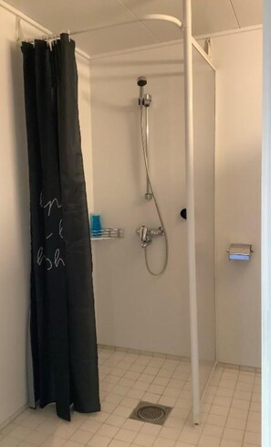 Dusch, hårtork, handdukar och tvål