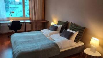 1 makuuhuone, työpöytä, silitysrauta/-lauta, vauvan matkasänky