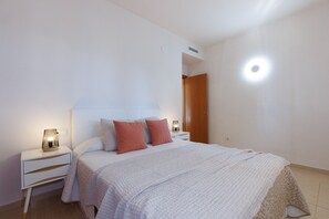 3 bedrooms, iron/ironing board, WiFi, bed sheets - 164 UHC TRAMUNTANA APARTMENTS (Salou)